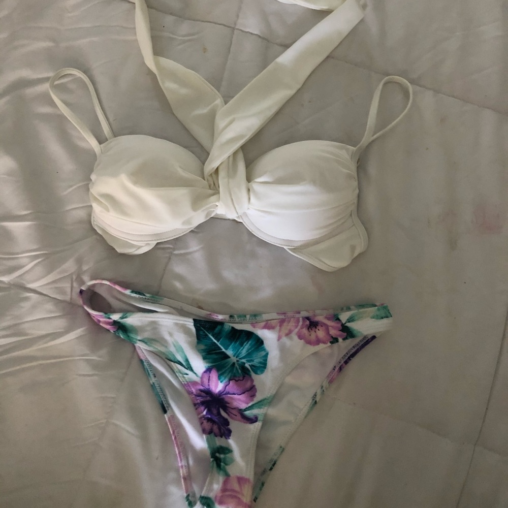 **SOLD** Bikini - Picture 2 of 4